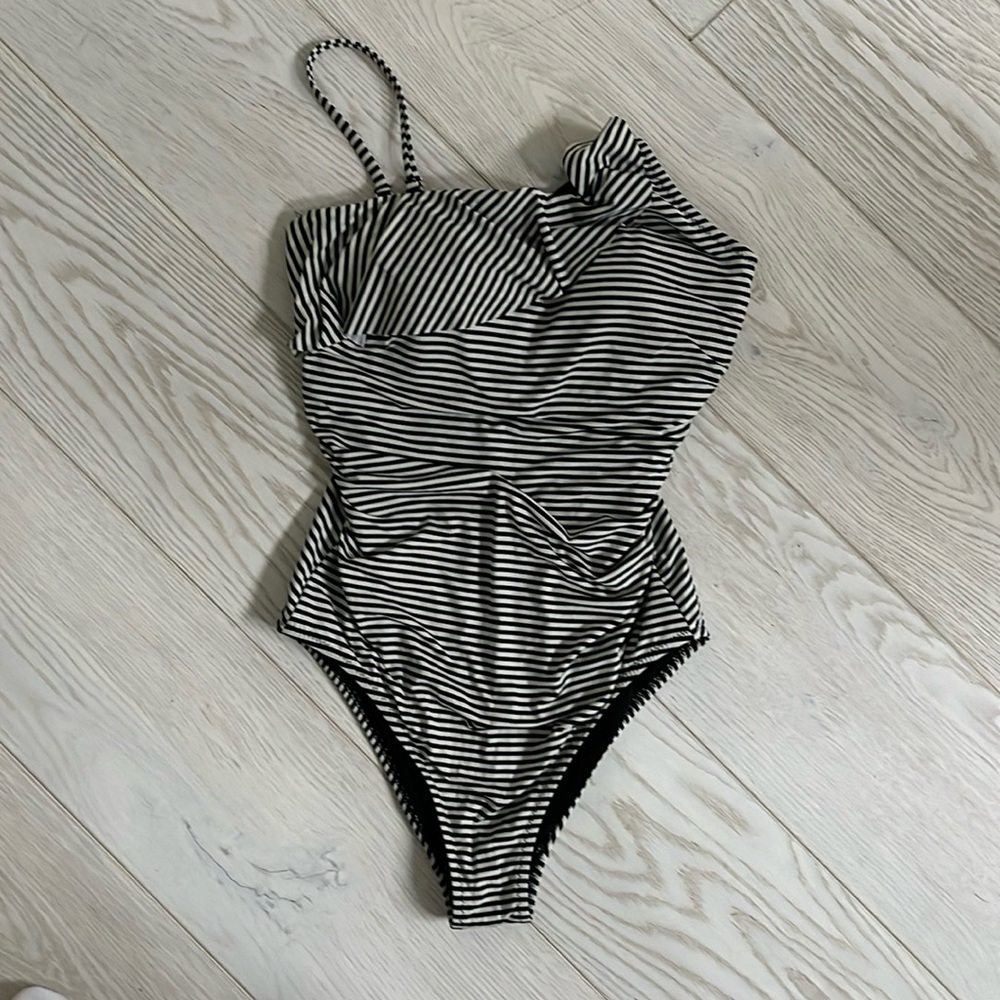 Garnet Hill size 6 one piece swimsuit.
